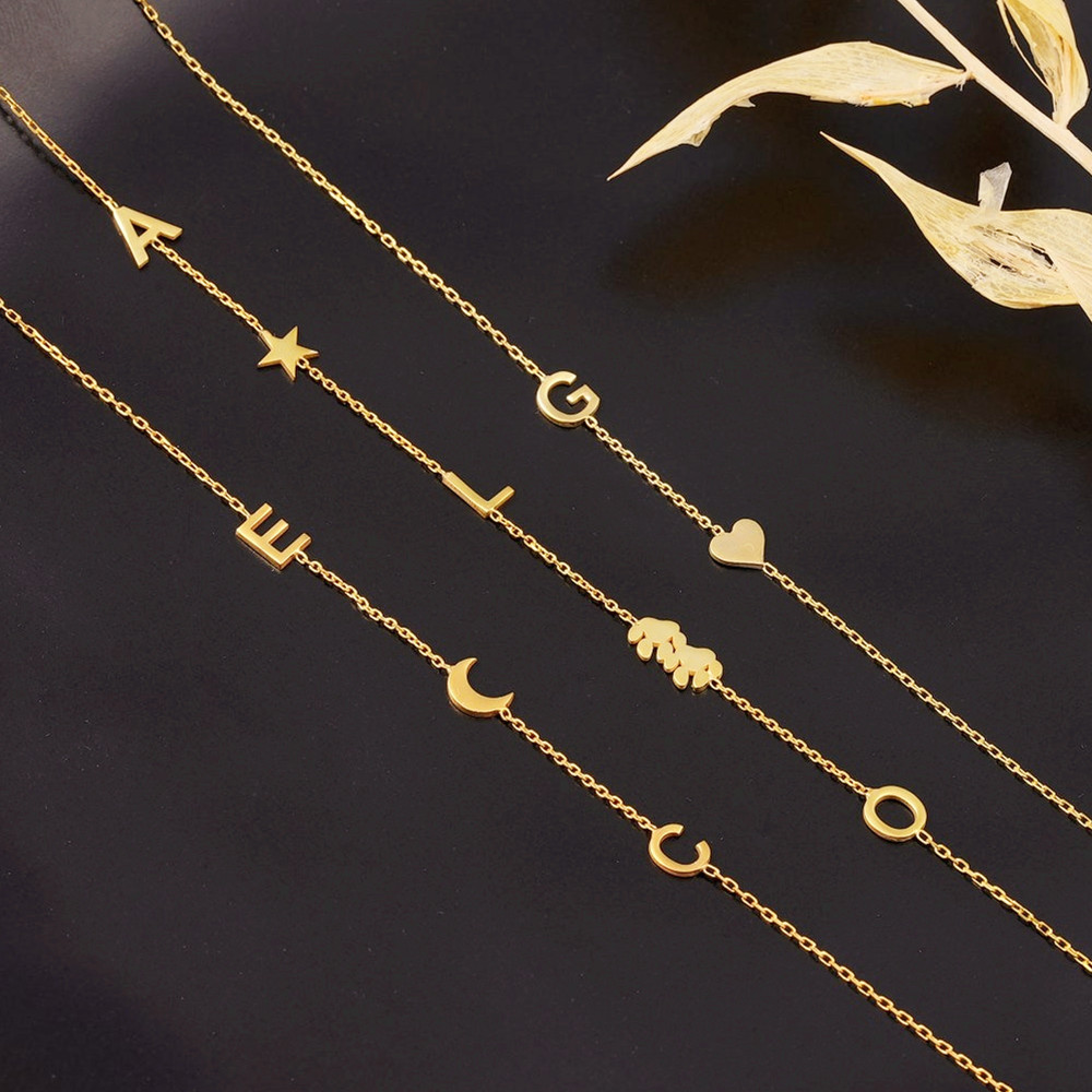 Birth Flower Necklace - イニシャル入りネックレス、カップル用ジュエリー、ステンレス製、パーソナライズされたハート型アルファベットネックレス、記念日の贈り物。